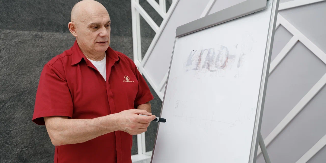 Спина перестанет болеть хоть в 75! Бубновский показал движение, которое растягивает позвоночник от поясницы до шеи — можно делать даже дома