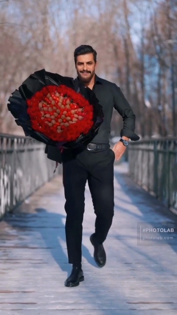 Вадим с огромным букетом роз и под пристальными взглядами родителей, был прощён.