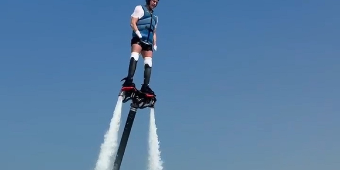 Роман Костомаров парит над водой: он снова победил слово «невозможно»