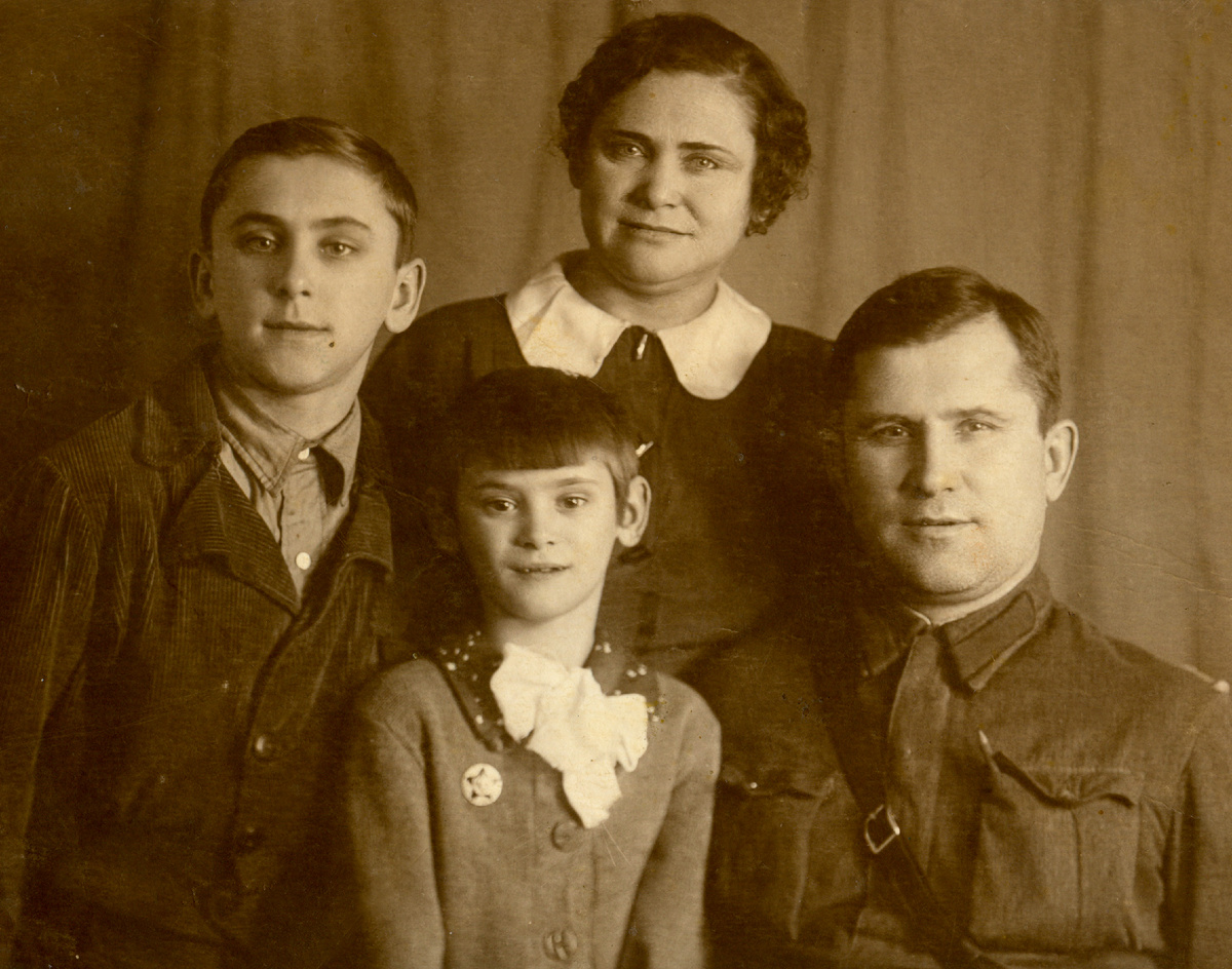 Мой отец с родителями и сестрой. 1938 год (?).