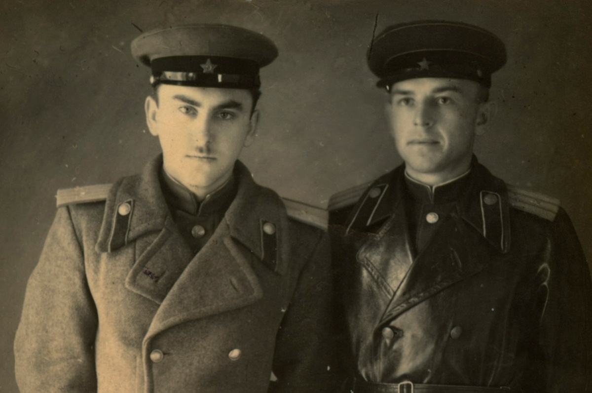 1945 год. Мой отец – слева.
