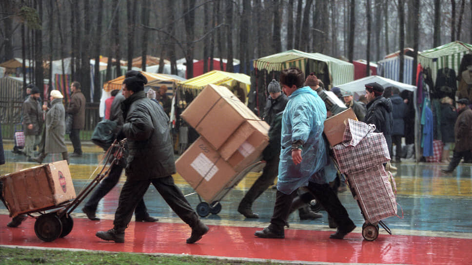 Экономические реформы 1990-х безвозвратно вытолкнули из профессий многих — и теперь эти люди покидают рынок труда, уступая его тем, кто учился, чтобы работать по специальности.📷Фото: Роман Мухаметжанов / Коммерсантъ