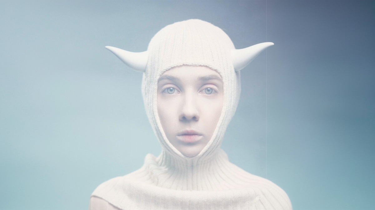 Творчество Марины Чиликиной — истории ритуалов вокруг индустриального скелета. 