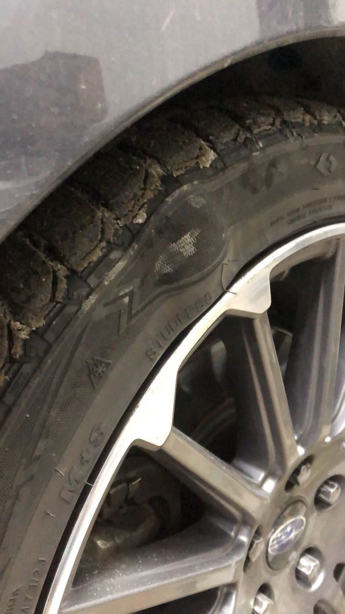 2. Резина. Каким богам бы ни были посланы мои молитвы, но на одной покрышке все же появилась боковая грыжа. Диск, слава богу, цел.