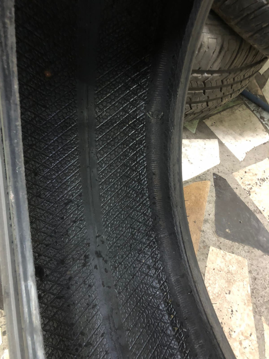 На другом колесе найдена вот такая интересная полоса изнутри: когда-то колесо долго ездило в (полу)спущенном состоянии и диск протер резину изнутри.