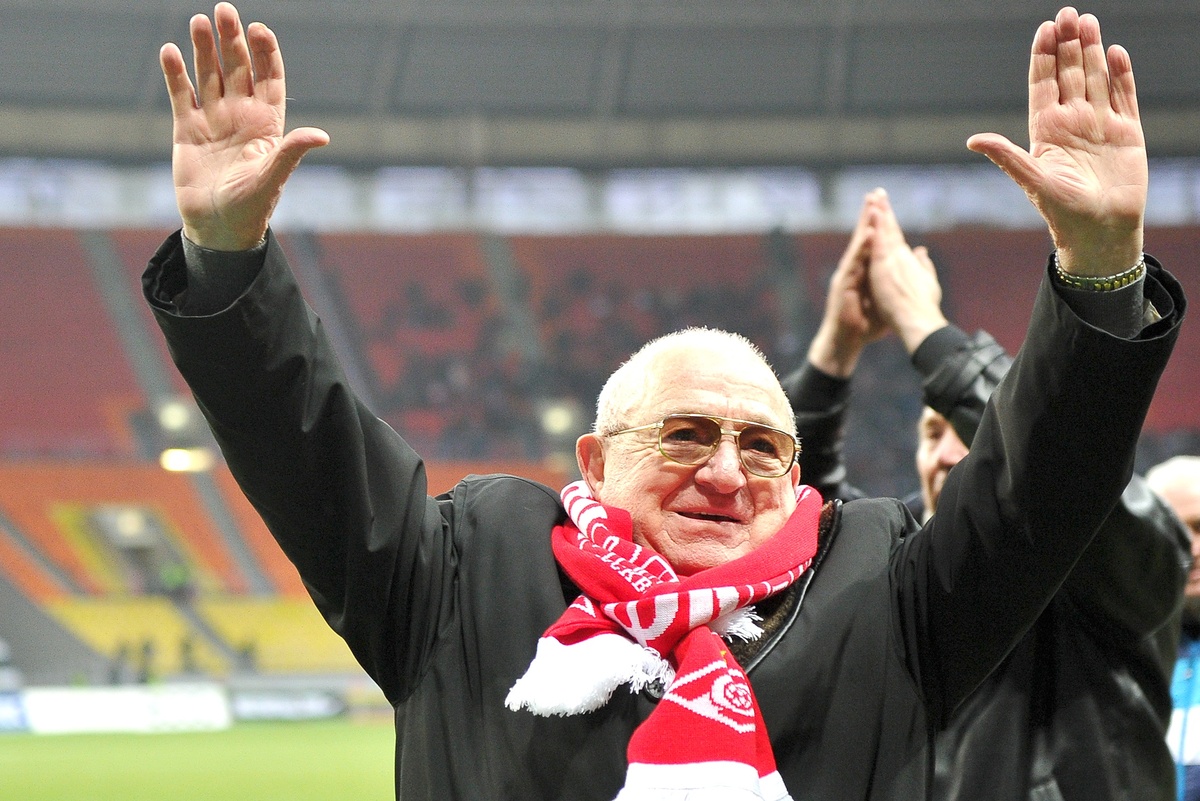    Во время чествования в перерыве матча 31-го тура Чемпионата России по футболу среди клубов Премьер-лиги между ФК "Спартак" (Москва) и ФК "Локомотив" (Москва). .2011 год./Александр Вильф / РИА Новости