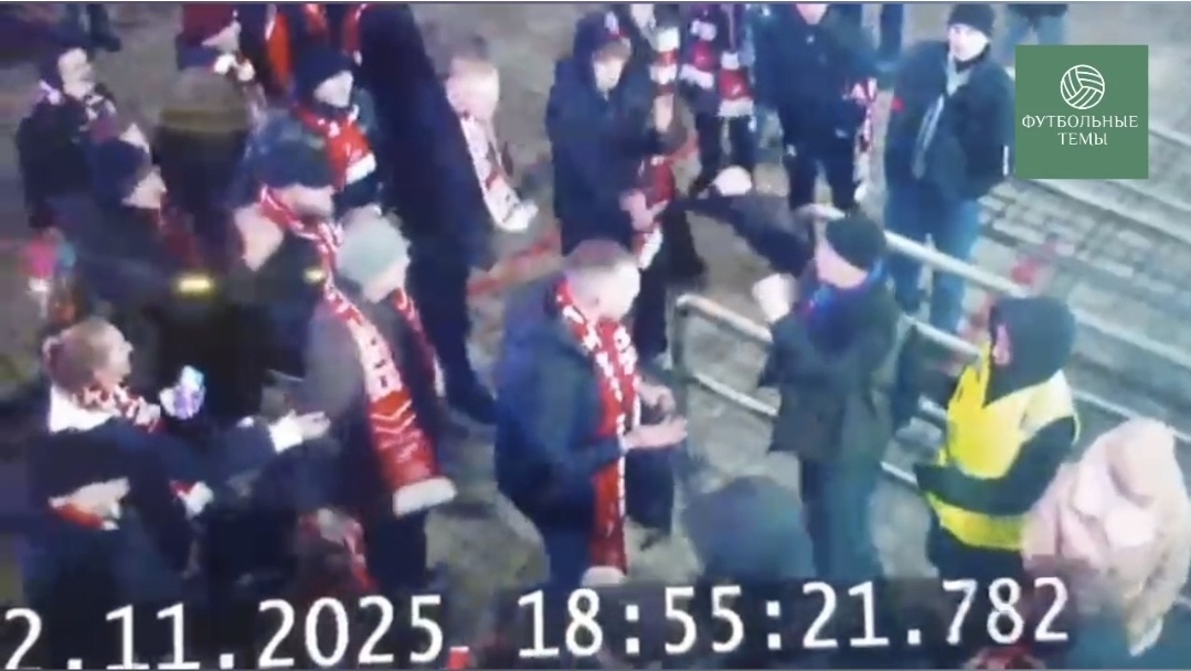 Человек в красно-синем шарфе ведет себя вызывающе, размахивает кулаками... Скриншот с оперативного видео