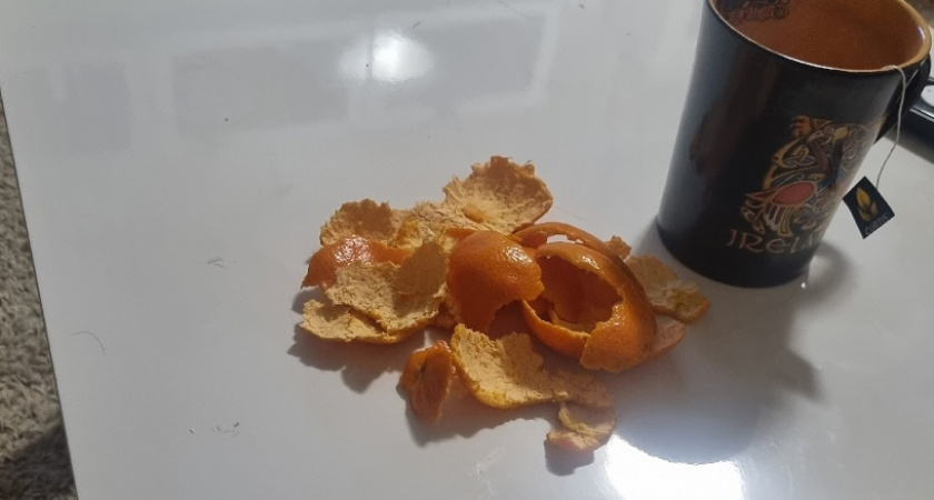    Не выкидывайте лимонные корки! Из них получается чистящее средство мощнее магазинного — и пахнет как в спа салоне