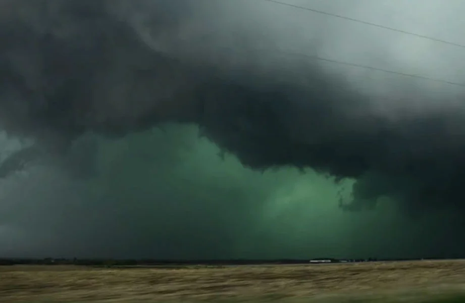 Взято отсюда. https://rtraveler.ru/nature/zelenye-oblaka-predvestniki-bedy-chto-oni-oznachayut/