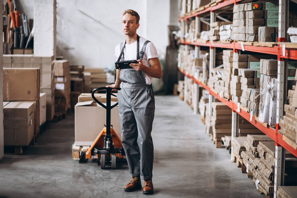 Источник: https://ru.freepik.com/free-photo/young-man-working-warehouse-with-boxes_5578183.htm#from_element=cross_selling__photo 