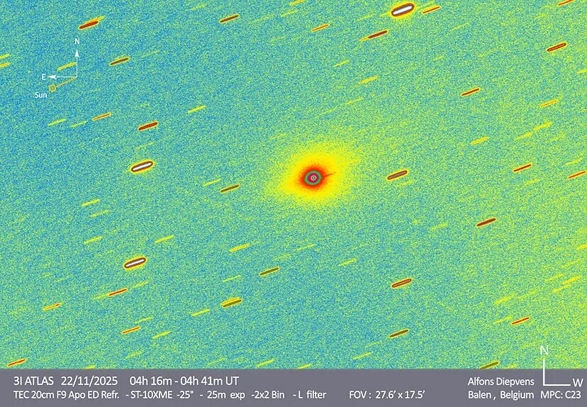 Изображение 3I/ATLAS в псевдоцветах, полученное 22 ноября 2025 года. Направление на Солнце — в нижнем левом углу. (Фото: Альфонс Диепвенс, Бельгия )