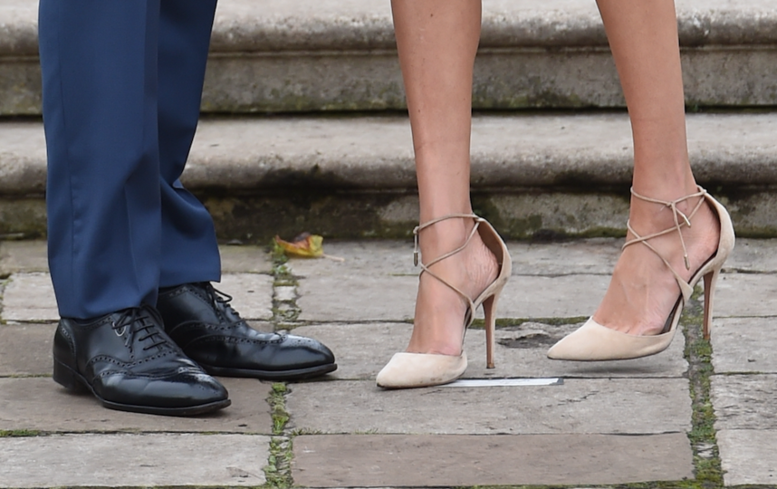 Те самые Aquazzura на Меган, у Гарри не знаю что за обувь (броги), какой бренд. Надеюсь хотя бы честно купленная