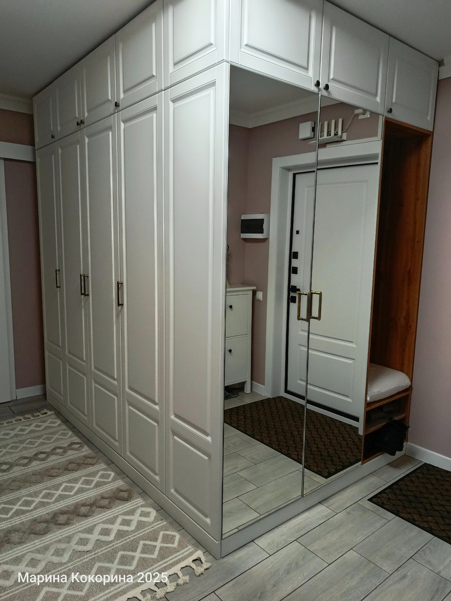 Очень удачно вписался в нашу прихожую! Очень его полюбила!