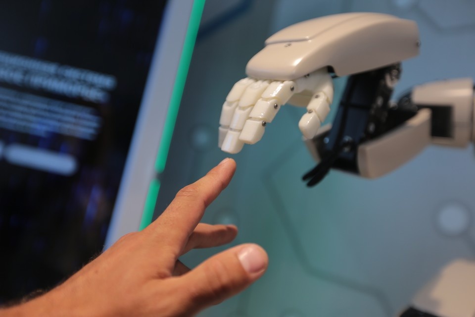    По мнению специалиста, ИИ в том числе поможет решить проблему старения. Андрей МИХАЙЛОВ