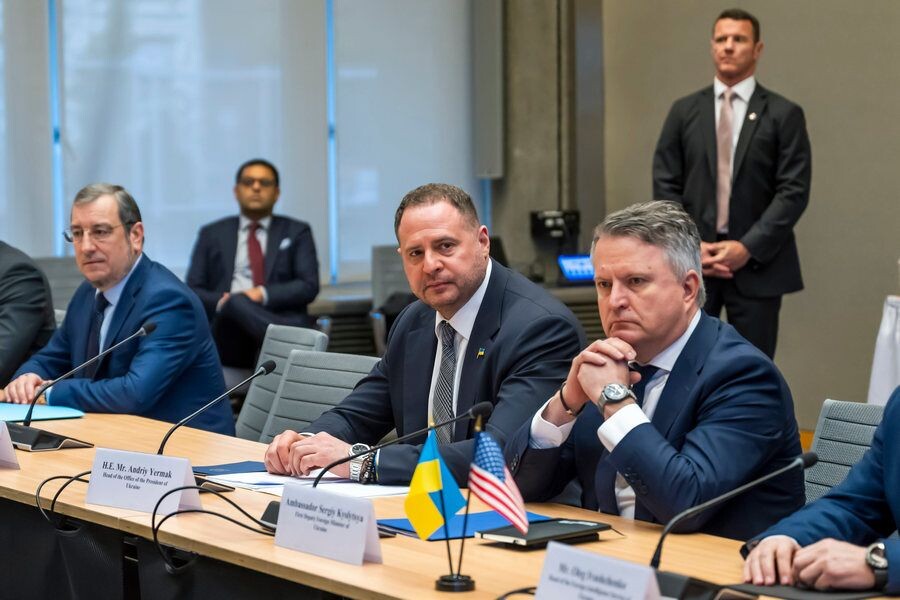    Руководитель офиса главый киевского режима Андрей Ермак во время переговоров по урегулированию конфликта на Украине / Источник: © Martial Trezzini/AP/TASS