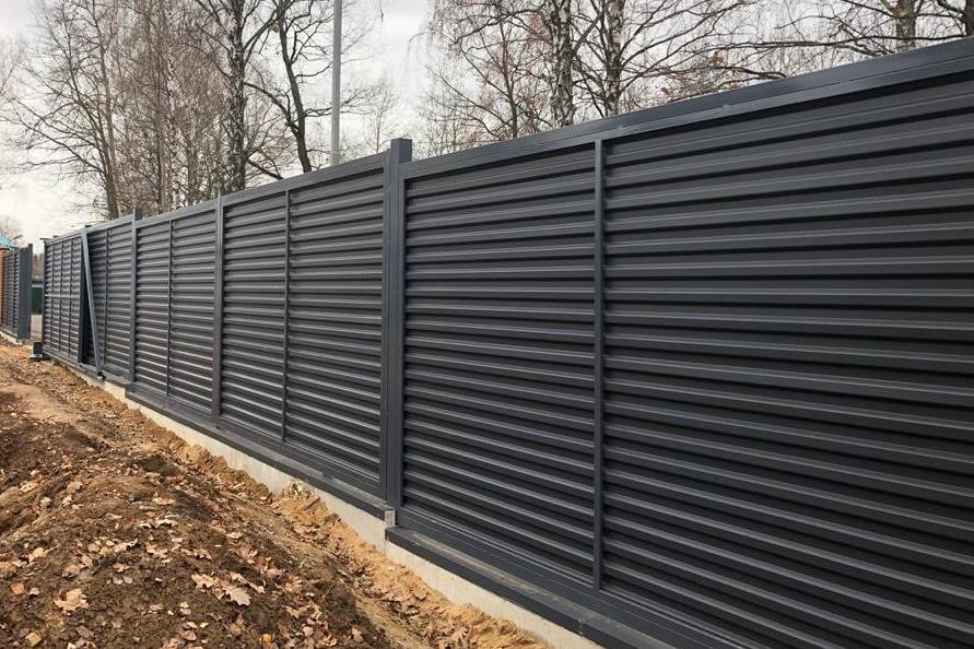 Недорого купить забор из горизонтального профнастила от производителя. Забор-Фактор. 