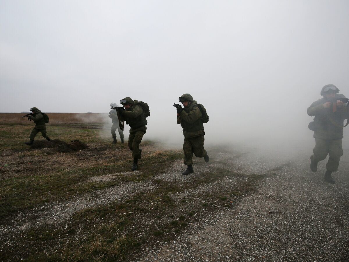    Военнослужащие во время тактико-специальных учений © РИА Новости / Виталий Тимкив