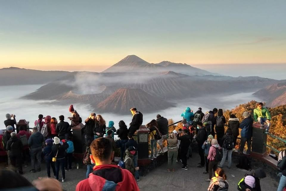 Наблюдательная площадка. Вулкан Бромо дымит слева.