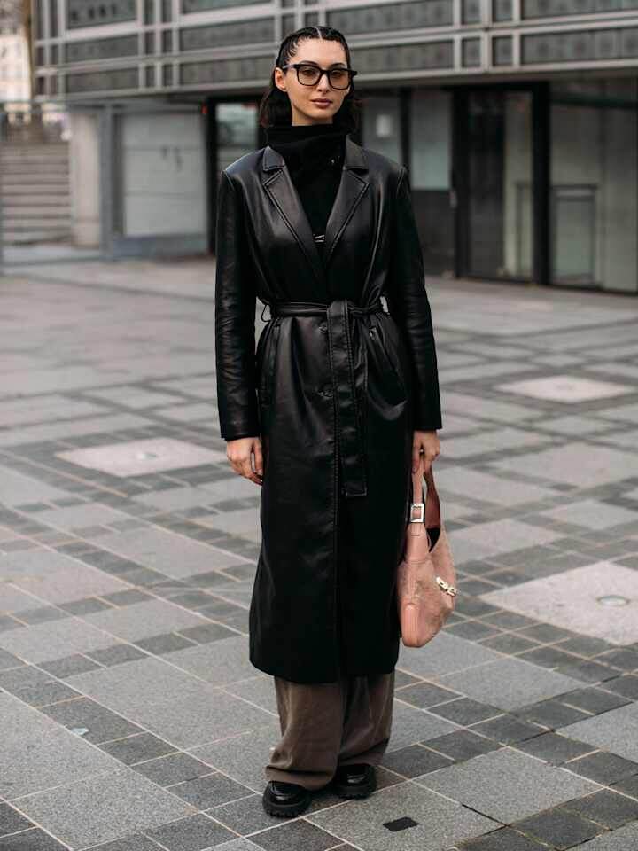 Основное действующее лицо- черный плащ, он разрешает исполнительнице главной роли включить фантазию и с помощью аксессуаров наполнить общий образ акцентами по своему вкусу и настроению.