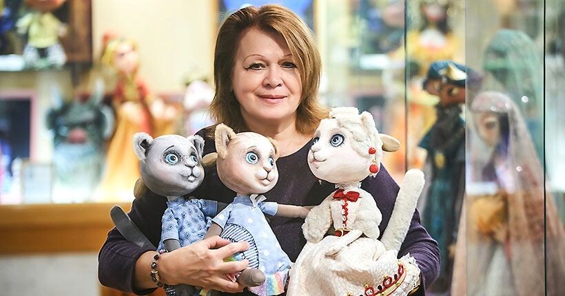 Главный режиссёр Новосибирского театра кукол Ольга ГУЩИНА с куклами из спектакля «Кошкин дом». 