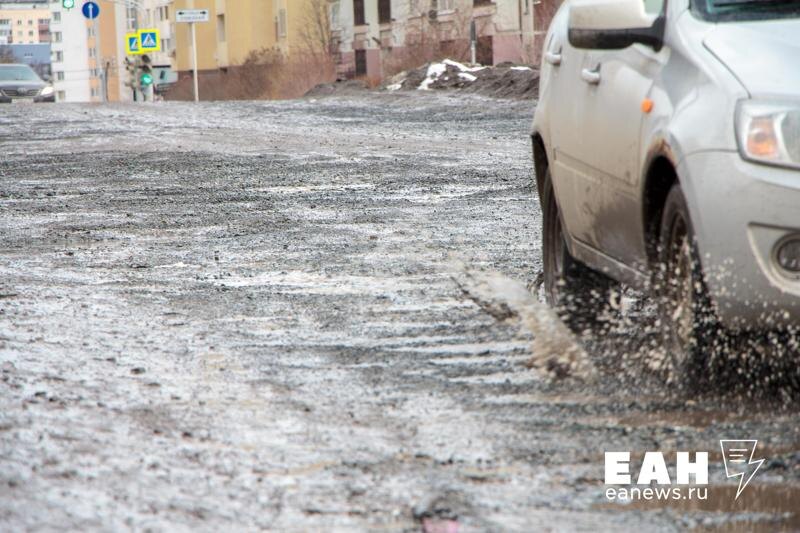    Фото: ЕАН / Автомобиль едет по грязной дороге