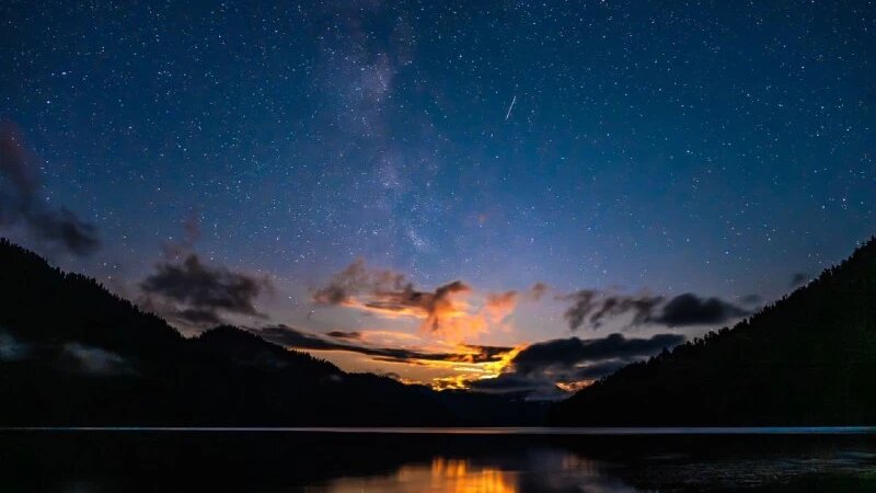     Звездное небо над Телецким озером Роман и Татьяна Воробьевы