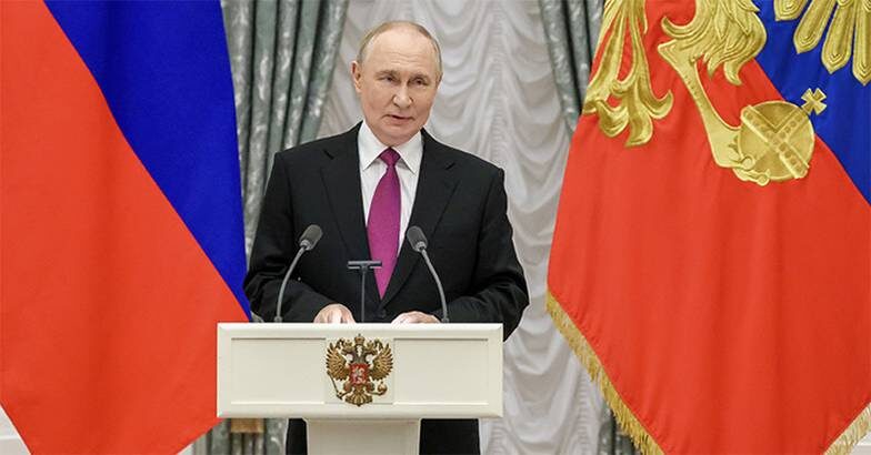    ВЯЧЕСЛАВ ПРОКОФЬЕВ/ПРЕСС-СЛУЖБА ПРЕЗИДЕНТА РФ/ТАСС: Президент России Владимир Путин во время награждения разработчиков крылатой ракеты «Буревестник» и беспилотного подводного аппарата «Посейдон» в Кремле 4 ноября 2025 года