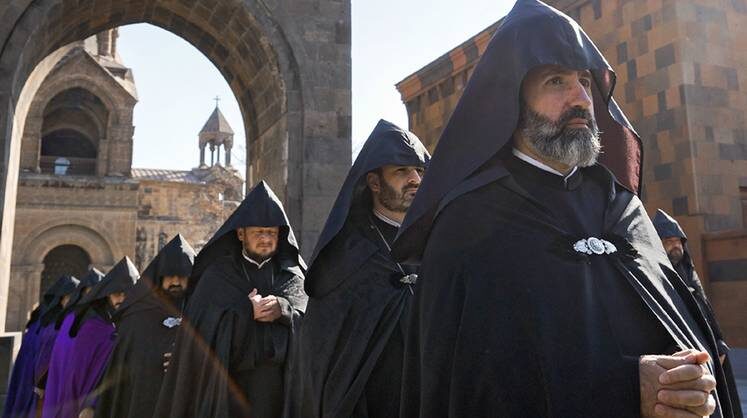    АЛЕКСАНДР ПАТРИН/ТАСС Священнослужители во время литургии по случаю 26-летия посвящения в сан и интронизации Гарегина II в Эчмиадзинском кафедральном соборе