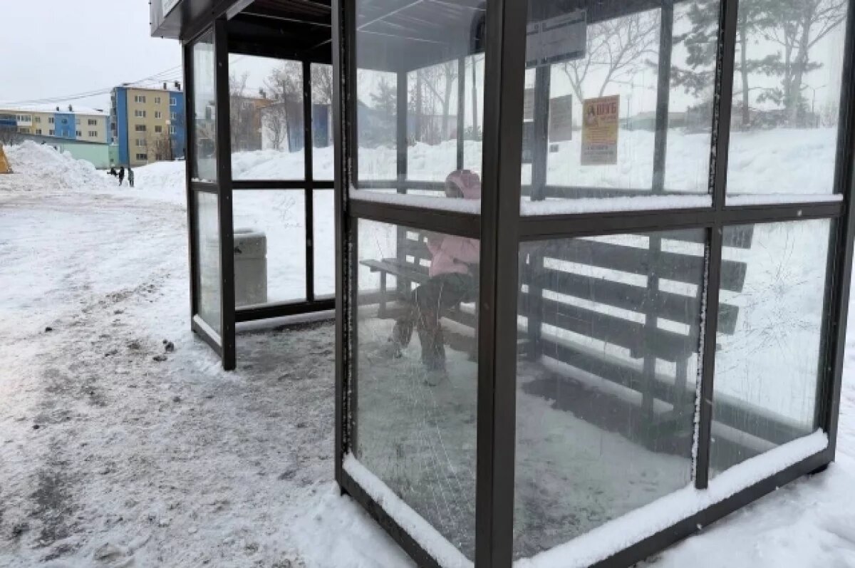    Вандалы повредили новый остановочный павильон у ЦКР в Углегорске
