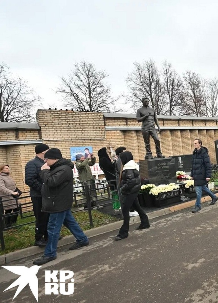    К могиле Шатунова на Троекуровском кладбище поклонники до сих пор несут белые розы. Евгения ГУСЕВА