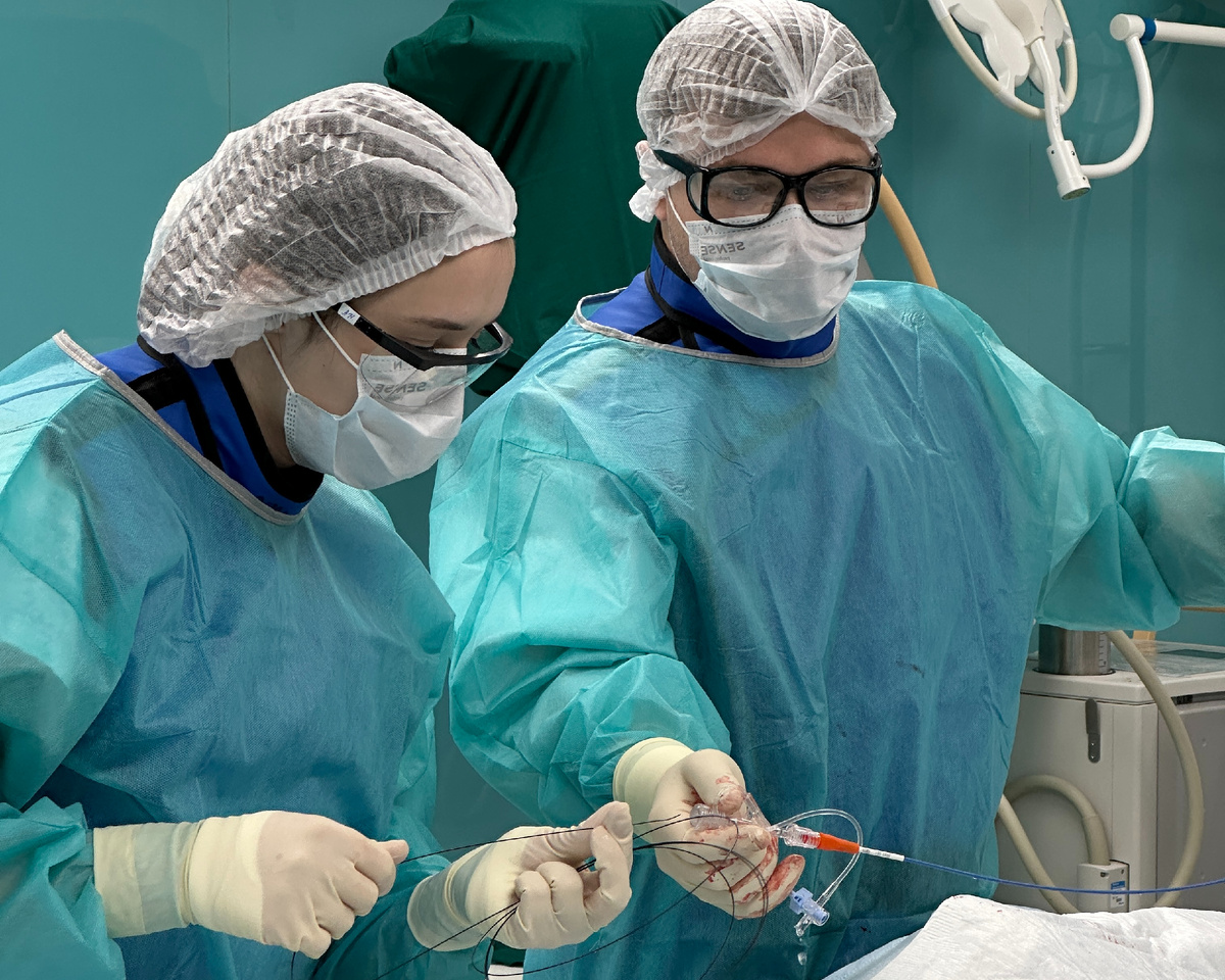 Сердечно-сосудистый хирург Алексей Васильевич Чебан у операционного стола