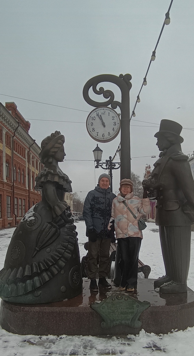 На вятском пешеходном "Арбате" - пешеходной части улицы Спасской. Её длина менее 200 метров и это самая короткая пешеходная улица в России