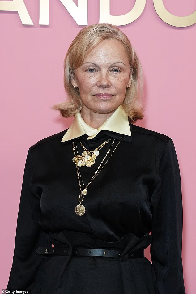 Памела Андерсон на Неделе моды в Париже осенью 2023 года