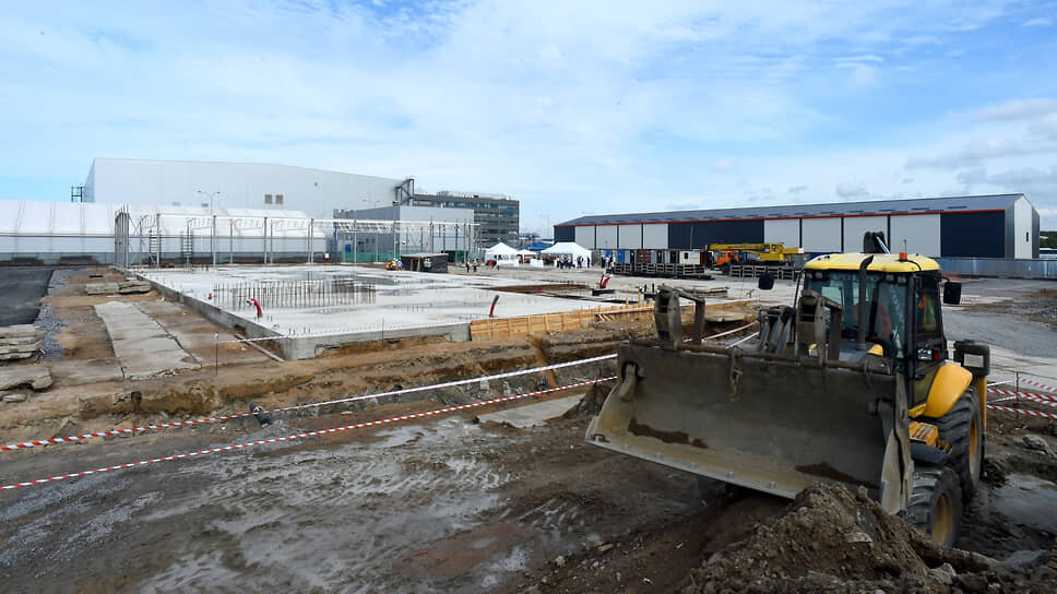 Во второй очереди будет построено новое здание индустриального назначения, включающее производственно-складские блоки, офисные модули, административный корпус, зоны для размещения инженерного оборудования, а также расширенный периметр погрузочно-разгрузочных площадок.📷Фото: Ольга Мальцева / Коммерсантъ