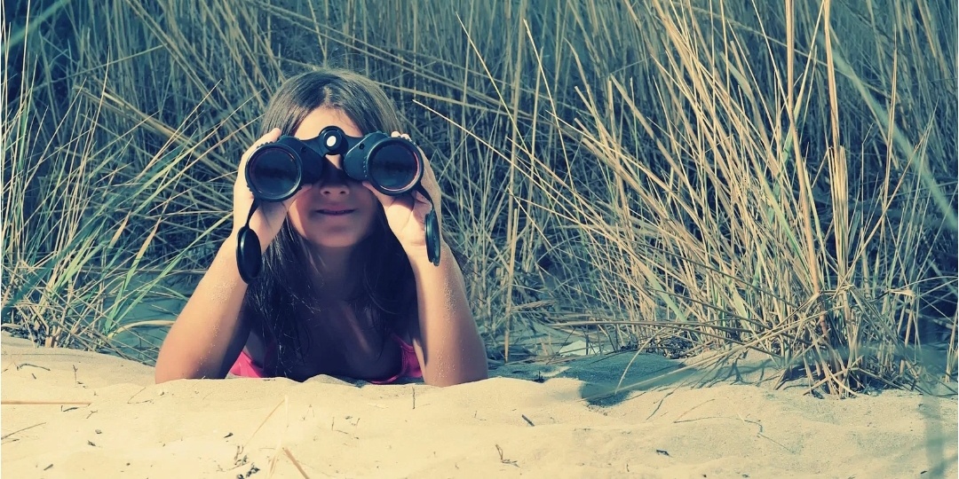 Правда, что бывшая после расставания продолжает следить? Взгляд изнутри на цифровую одержимость.