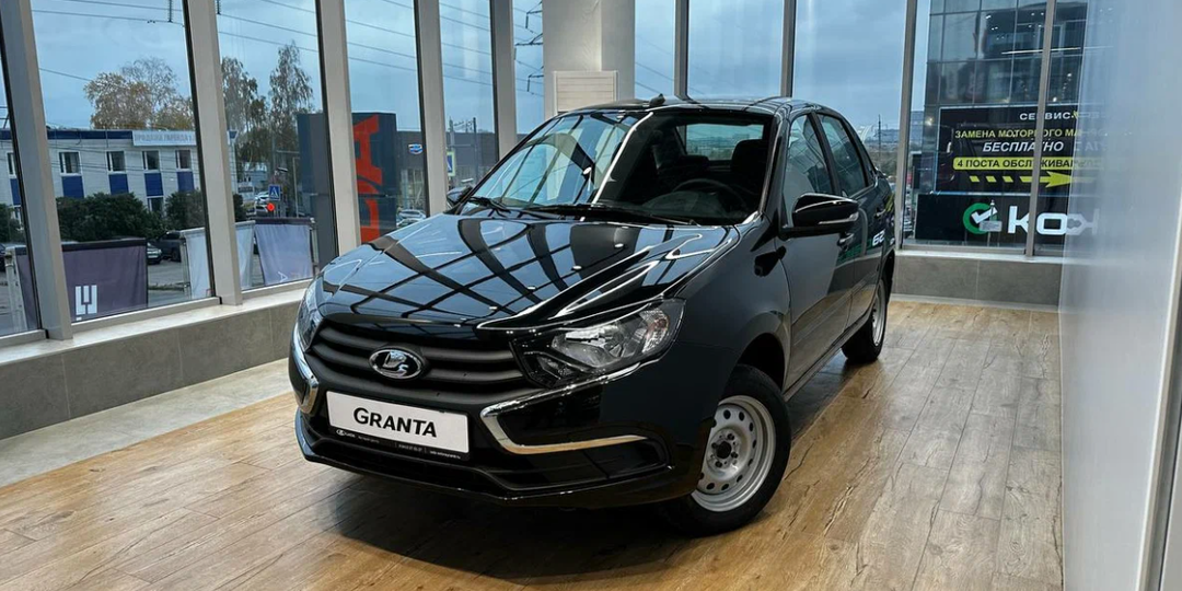 Сосед по гаражу продал Гранту 2016 года и купил новую Гранту 2025 года. Через полгода он выставил ее на продажу - надоели вечные поломки