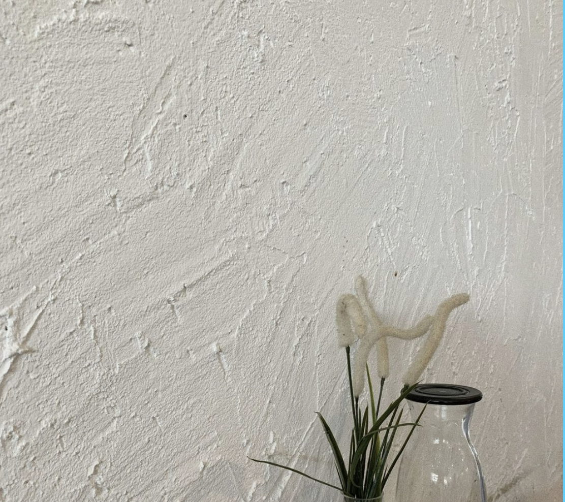 Пример декоративной штукатурки в интерьере