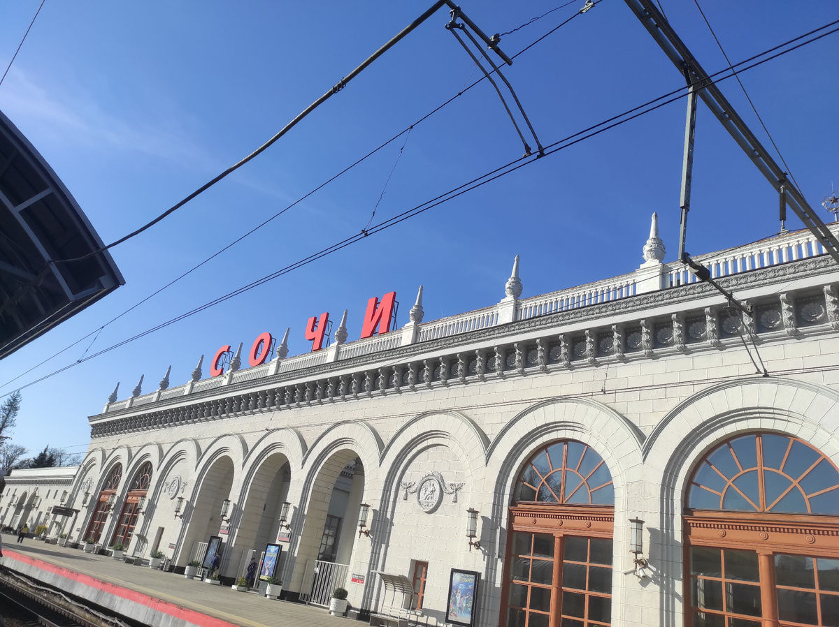 Куда без центрального Сочи. Побывали и там. Даже в не сезон народа там море.