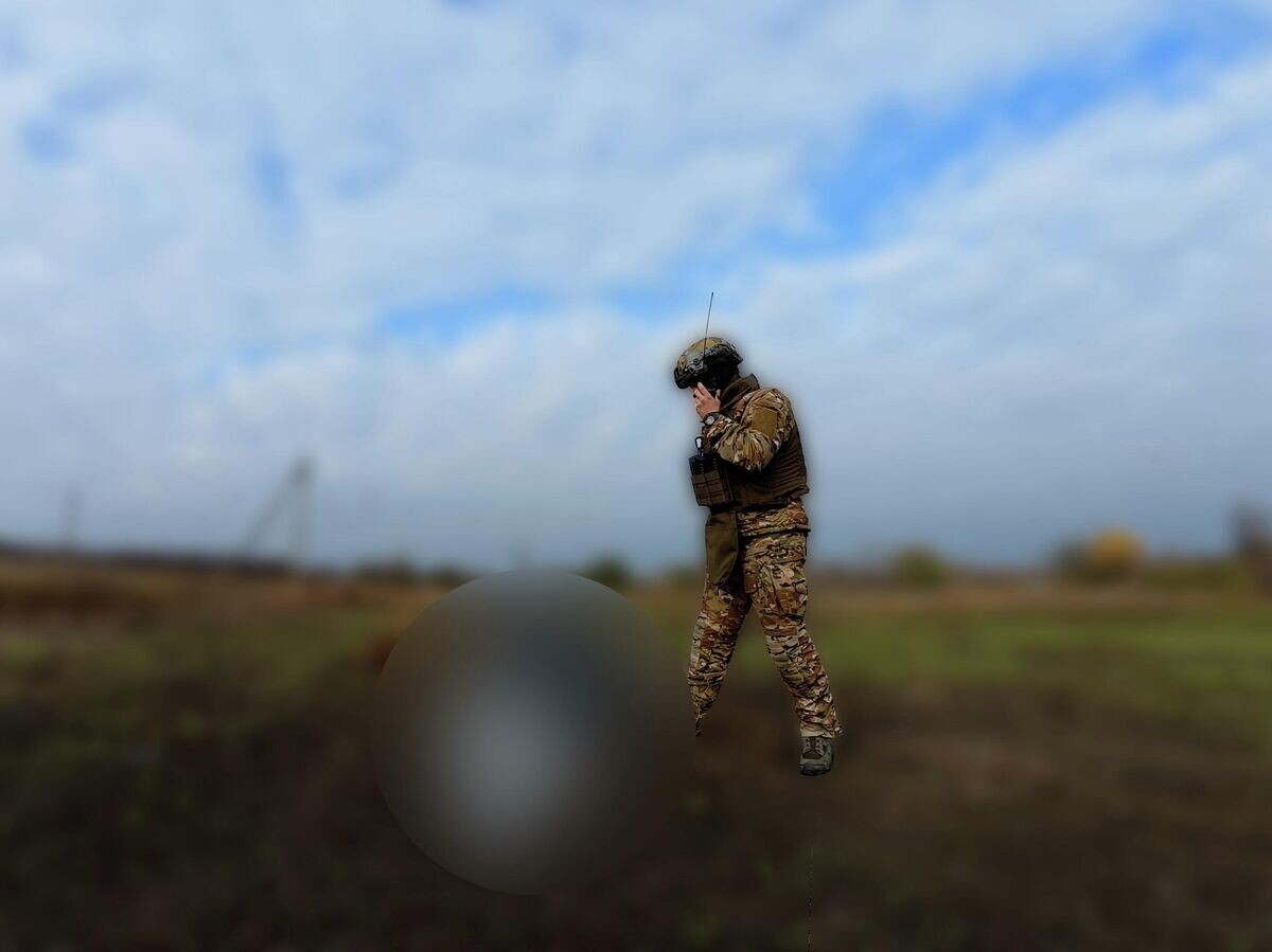    Кеноби передает по рации, что к запуску все готово© РИА Новости / Михаил Кевхиев