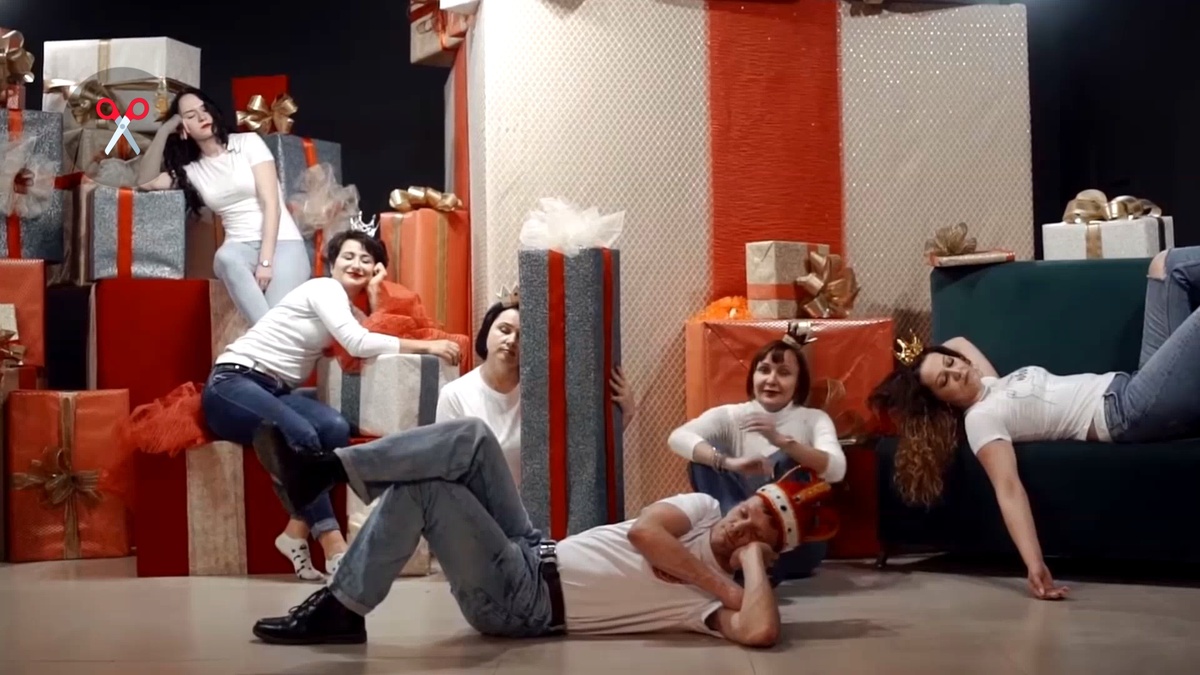 🎞 Кадр из видео с музыкальным поздравлением от коллег переделанной песней «Бессовестно счастливая» (Катерина Голицына) на юбилее своей именинницы