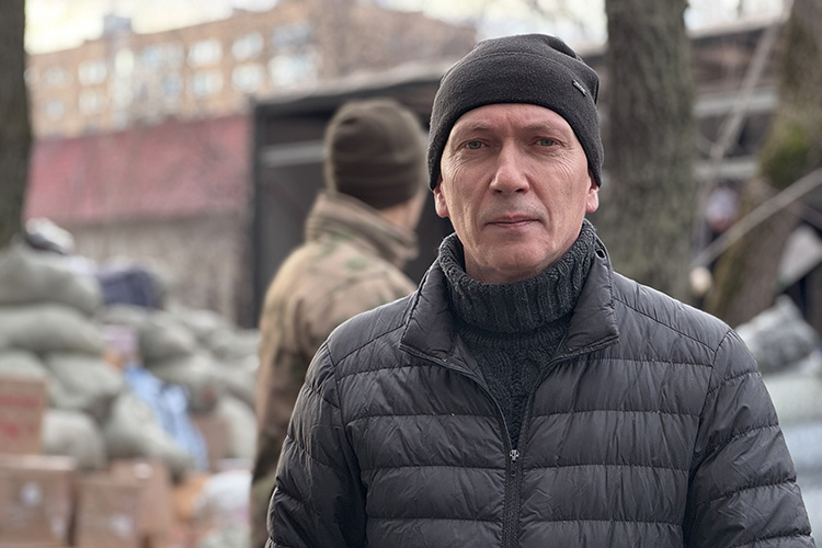    Руководитель фонда «За мирное небо» Тимур Эткеев: «Сегодня отправляем рекордное количество гуманитарной помощи, мы погрузили 4 фуры. В составе груза шесть автомобилей, два мотоцикла, 30 генераторов, отопители, турели для сбития беспилотников и многое всего»