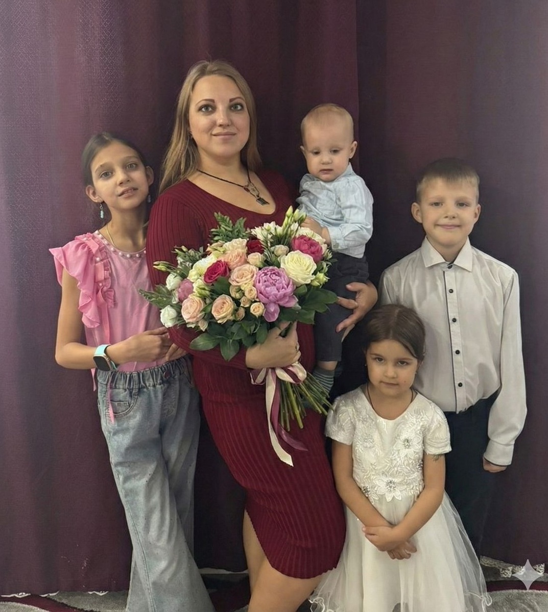 Счастливая многодетная мама с детьми