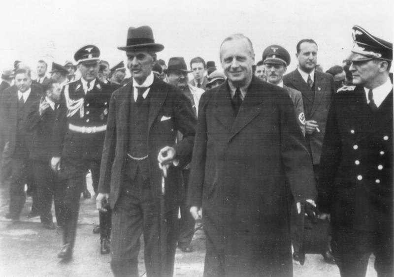 Премьер-министр Великобритании Невилл Чемберлен с министром иностранных дел рейха Иоахимом фон Риббентропом. 15 сентября 1938 г.

