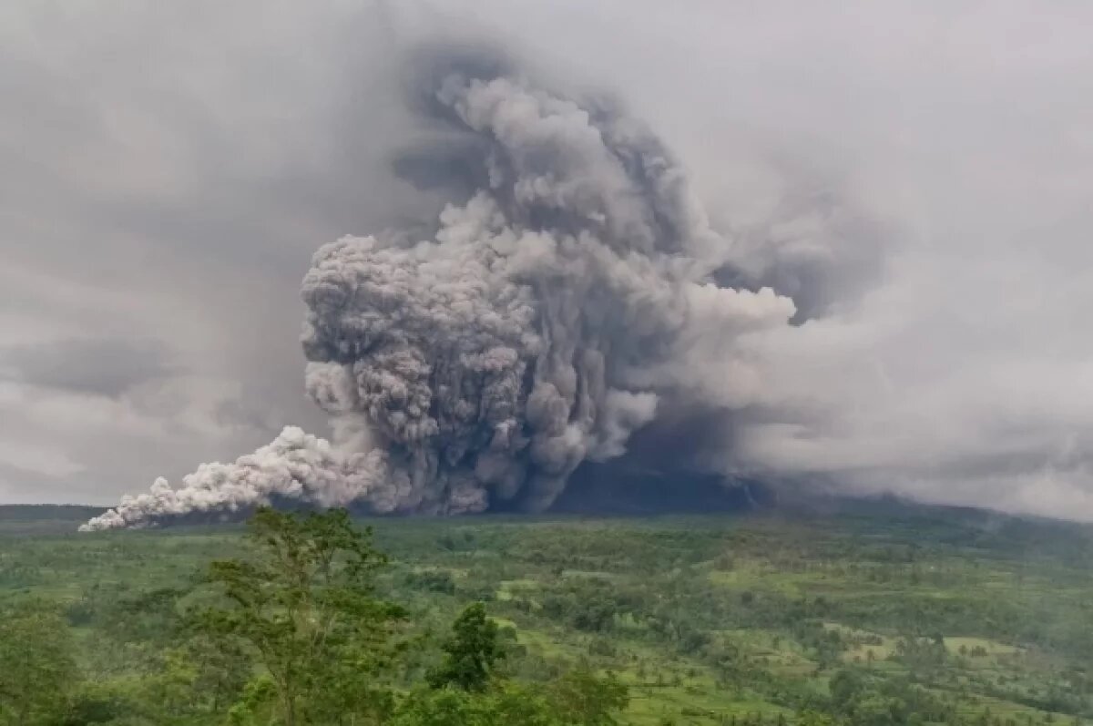    В Индонезии из-за активности вулкана Семеру эвакуировали сотни людей