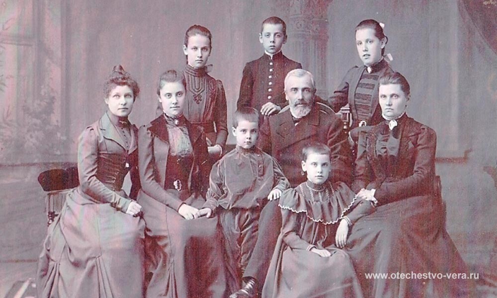 История дворянства Тамбовской области. Семья Кондратьевых. слева направо (нижний ряд): гувернантка фрейлен Егнесс, дочь наталия, сын Владимир, евгений павлович, дочь Зоя, Елена Васильевна (урожд. Есипова). Верхний ряд: дочь Эмилия, сын Борис, дочь Аделаида.