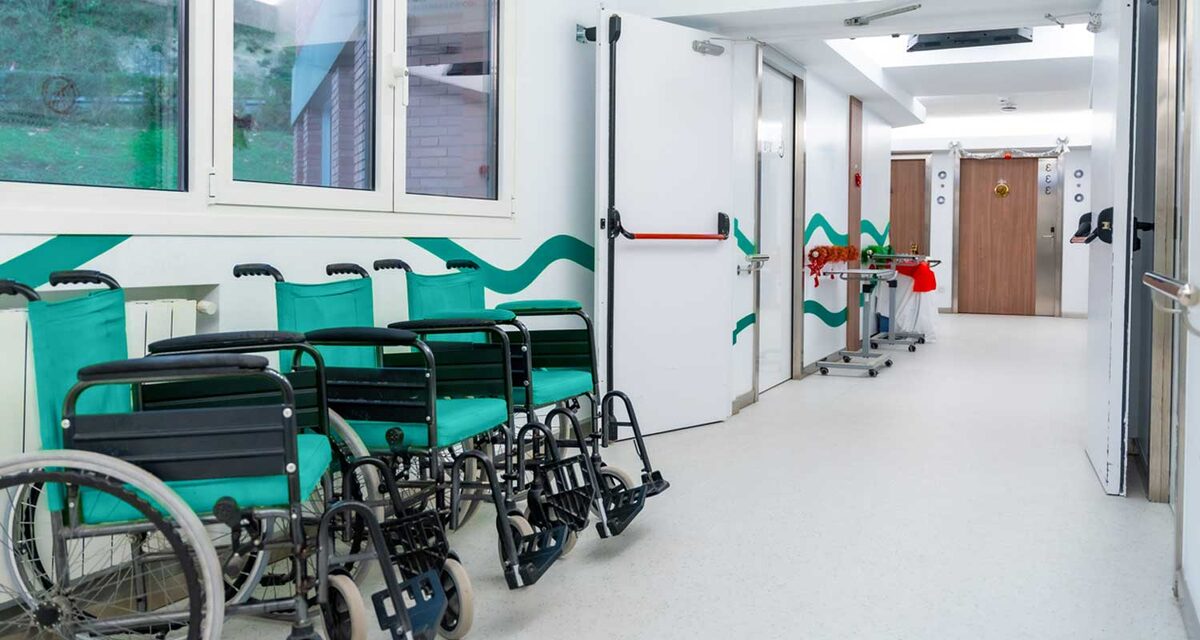 Инвалиды - такие же люди, как все, но нуждаются в особом внимании. 