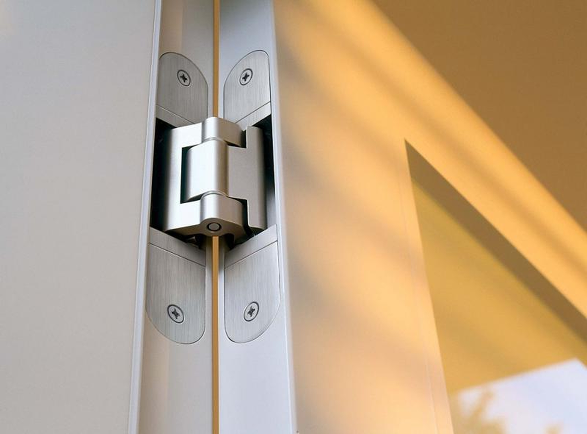 Скрытые петли установлены в межкомнатную дверь