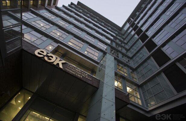 Логотип Евразийской экономической комиссии на фасаде здания / Sputnik