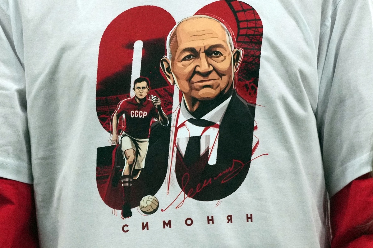     Игроки сборной России вышли на матч с командой Боливии в специальных футболках в честь Симоняна / РИА Новости / Александр Вильф
