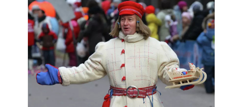    Новогодний гид ведет туристов к Талви Укко в Карелию© РИА Новости / Илья Питалев. Талви Укко